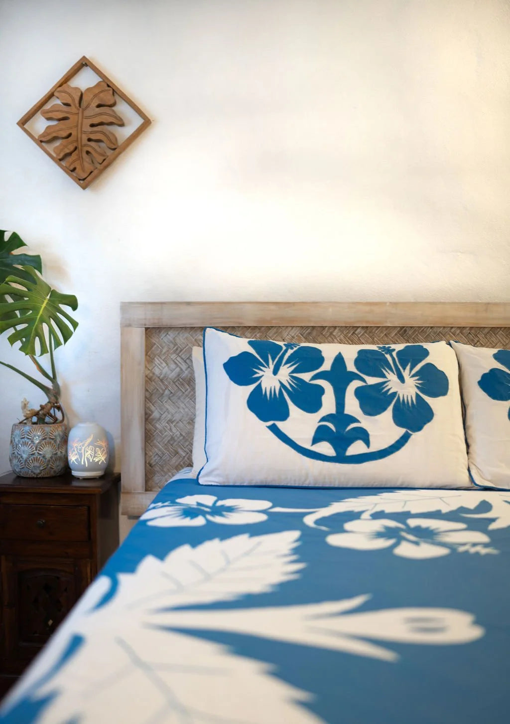 'Nikao' design Sea Blue with White Hibiscus Tivaevae Duvet or Bed Cover