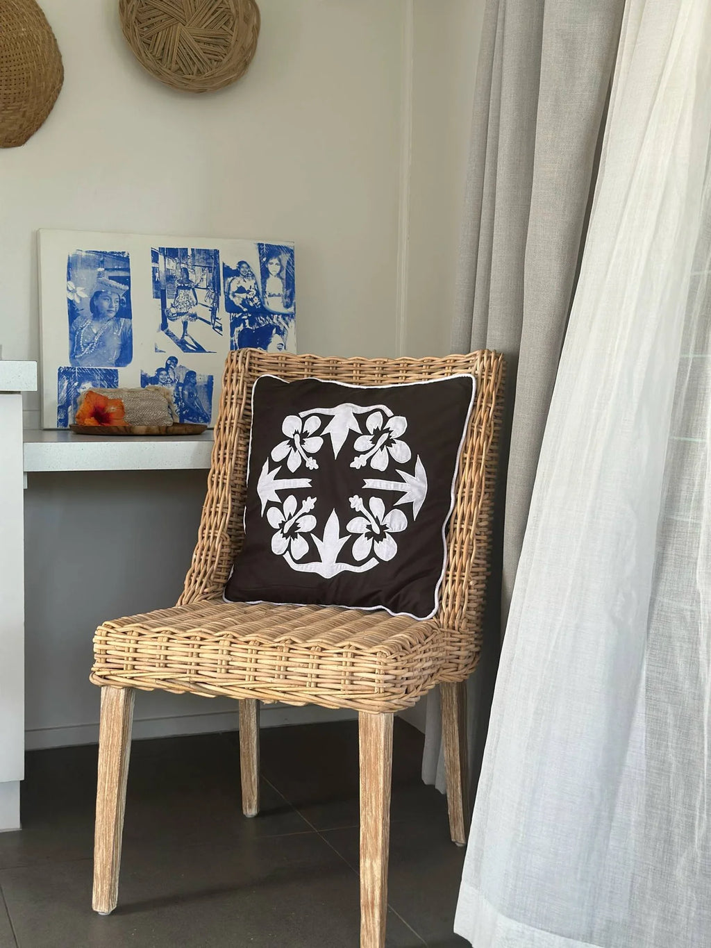 "Nikao" design cushion cover black with white hibiscus